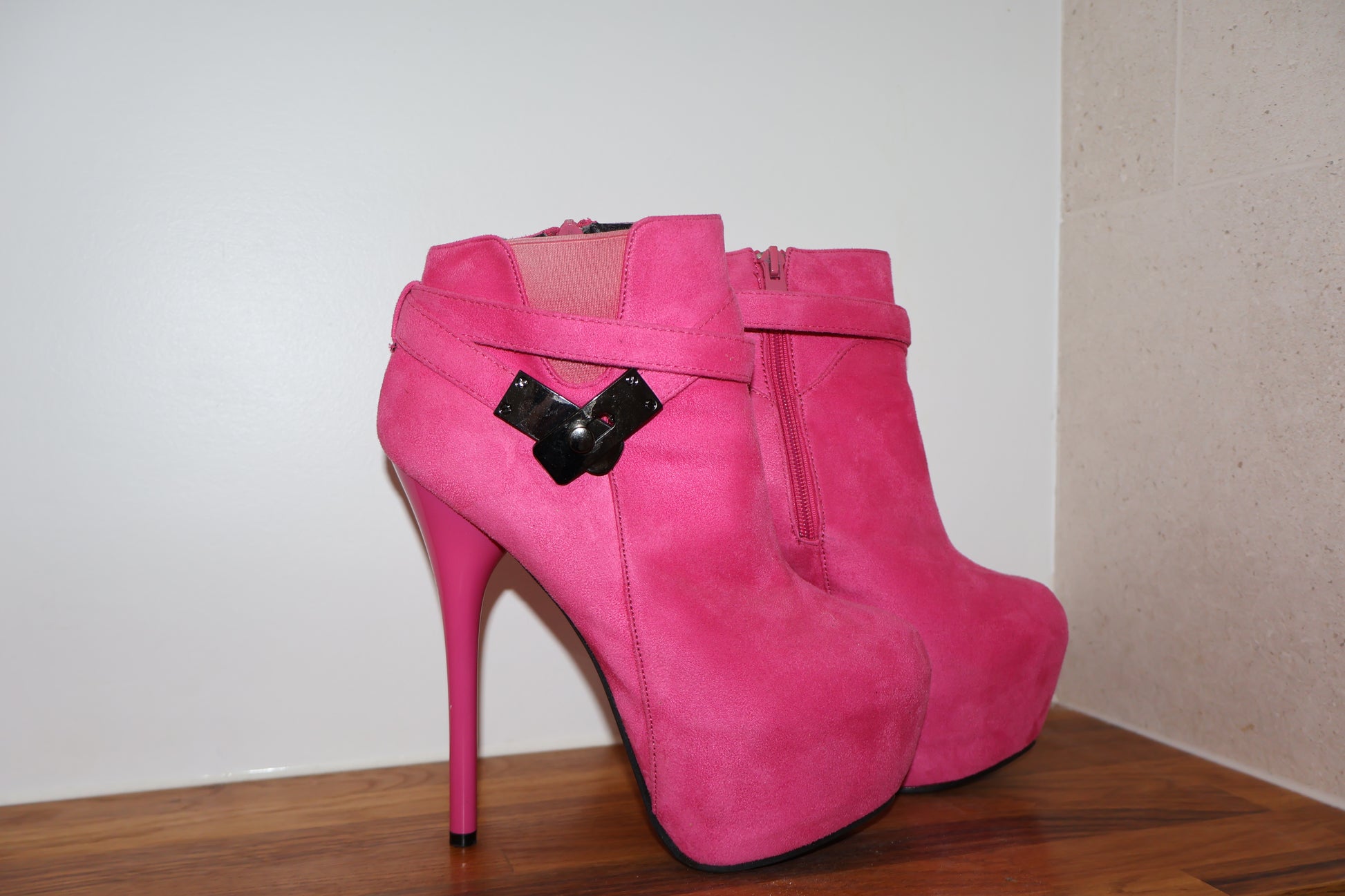 Zmori Rubystar Suede Pumps