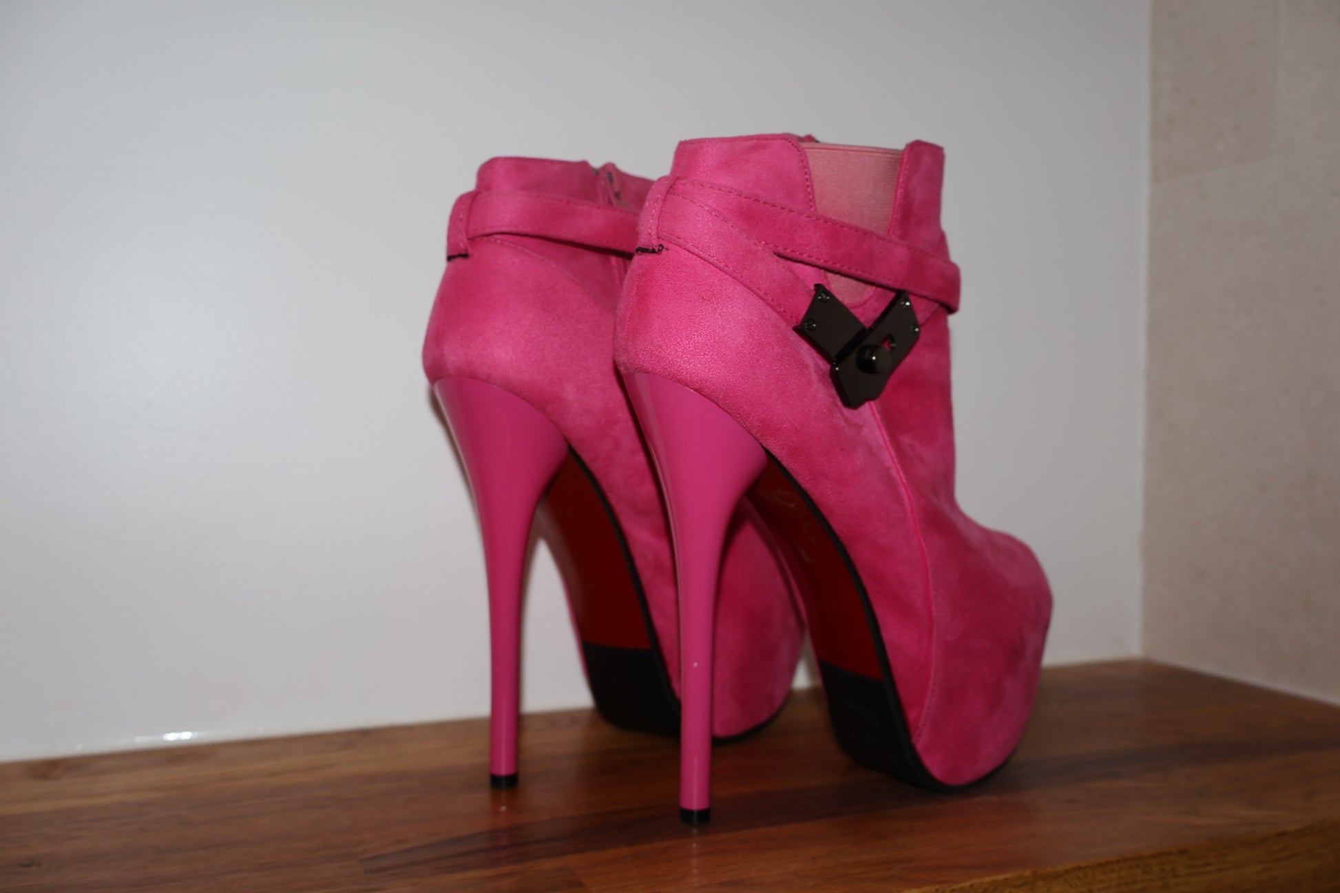 Zmori Rubystar Suede Pumps