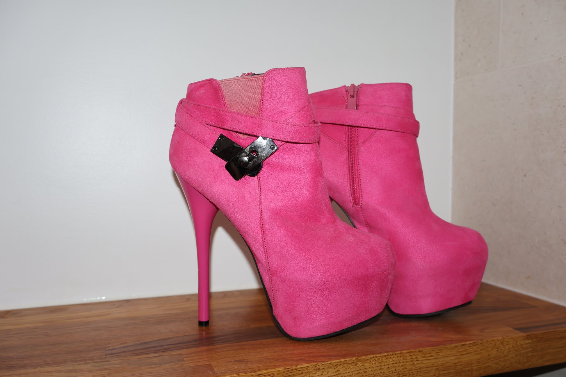 Zmori Rubystar Suede Pumps