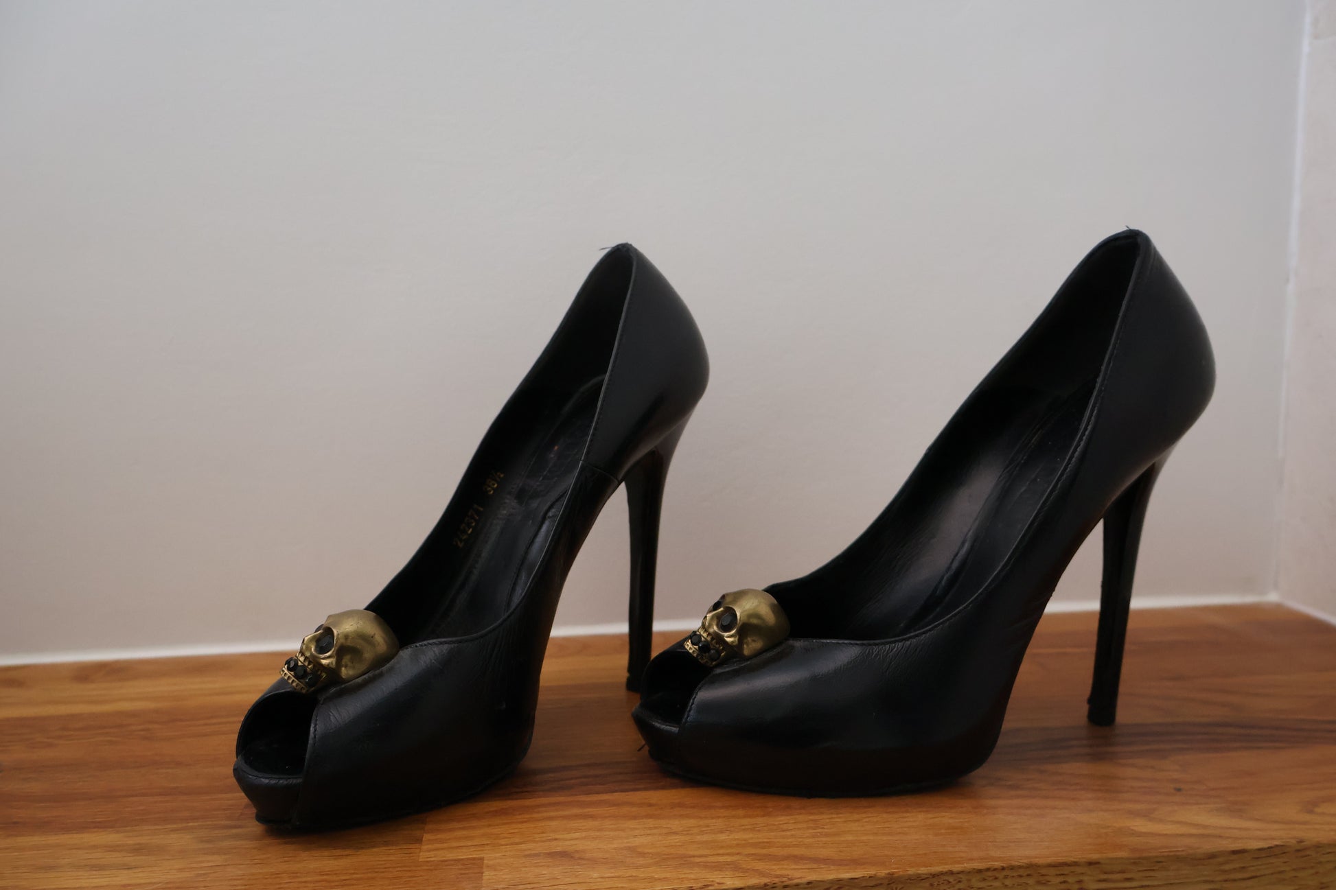 Alexander McQueen Skull Leather Peep-Toe Pumps